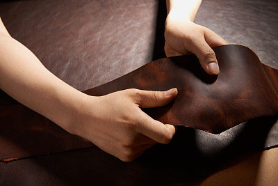 当皮革变湿时该怎么办：3个关键步骤